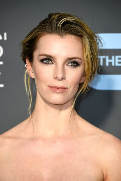 Betty Gilpin Plastic Surgery Face